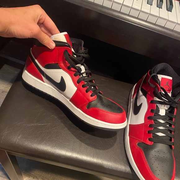 Jordan 1 chicago new worn 1 or twice - Picture 1 of 5